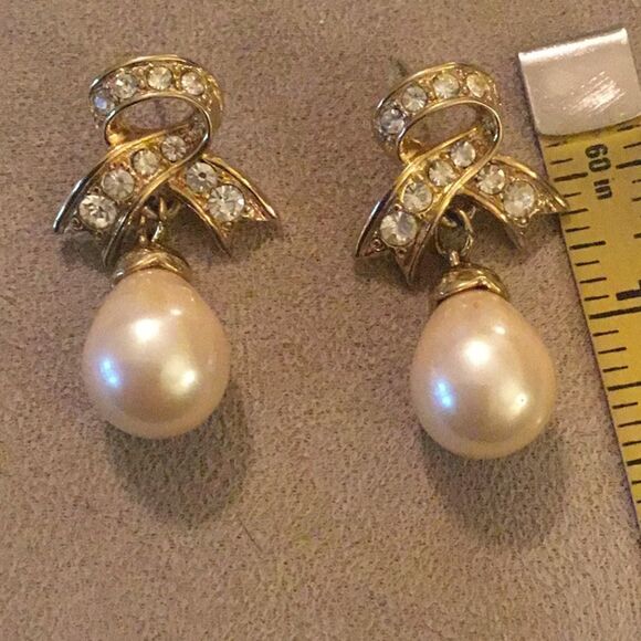 Goldtone Faux Pearl Bow Earrings Post and Clutch Back - Picture 1 of 6